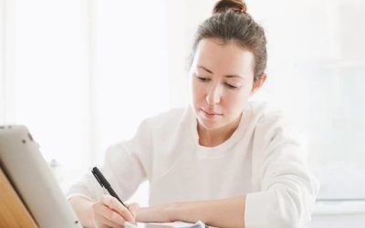 Lärare kan till exempel undervisa hemifrån samtidigt som eleverna är i skolan